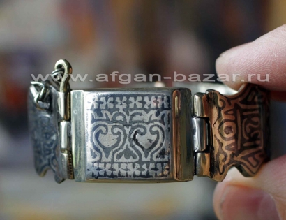 Афганский браслет с чернью, растительным орнаментом и изображением герба Афганис