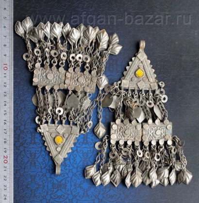 Лот из двух височных подвесок-амулетов. Восточный Афганистан (Газни, Хост) или западный Пакистан, середина - вторая половина 20 в., племена Кучи (Kuchi Tribal jewelry) Лот из двух височных подвесок-амулетов. Восточный Афганистан (Газни, Хост) или з