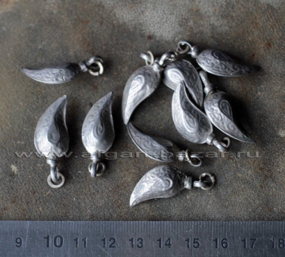 Старая туркменская подвеска "бадамча"- деталь украшения. Афганистан, 20 в. Старая туркменская подвеска "бадамча"- деталь украшения. Афганистан, 20 в.