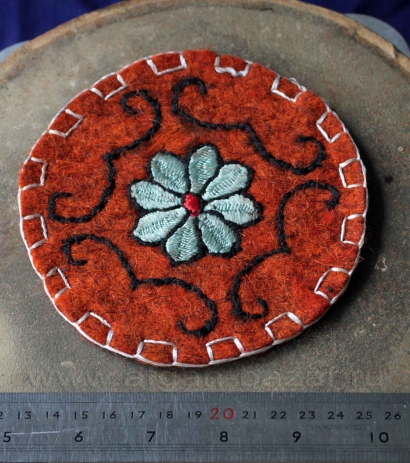 Войлочная хазарейская подставка под пиалу. Афганистан, Бамиан, народность Хазара Войлочная хазарейская подставка под пиалу. Афганистан, Бамиан, народность Хазара