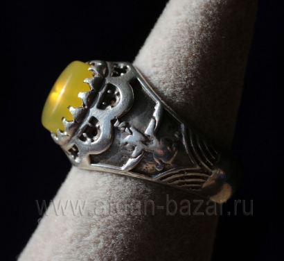 Иранский перстень с желтым халцедоном и зороастрийской символикой Иранский перстень с желтым халцедоном и зороастрийской символикой