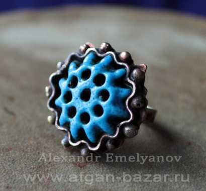 Перстень с голубой керамической бусиной. Автор - Александр Емельянов