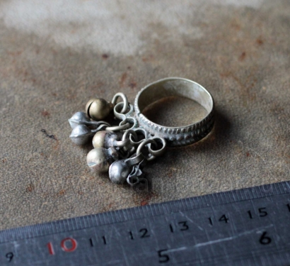 Афганское племенное кольцо с бубенчиками. Восточный Афганистан или северо-западный Пакистан, 20 в. Афганское племенное кольцо с бубенчиками. Восточный Афганистан или северо-западн