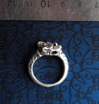 Кольцо в античном стиле с головами волков Кольцо в античном стиле с головами волков