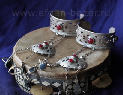 Пара туркменских свадебных браслетов с кольцами "Кёкенли йузук". Северный Афганистан, конец 20 в., туркмены племени Сарык или Эрсари Пара туркменских свадебных браслетов с кольцами "Кёкенли йузук". Северный Афгани