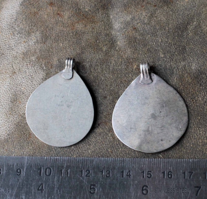 Лот из двух старых туркменских подвесок, деталей расшивки женского костюма. Северный Афганистан, туркмены, 20 в. Лот из двух старых туркменских подвесок, деталей расшивки женского костюма. Севе