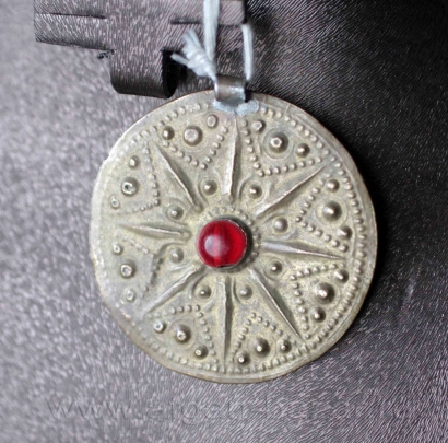 Туркменская подвеска-нашивка, деталь женского костюма Туркмения или северный Афганистан, 20 в. Туркмены племени Йомуд Туркменская подвеска-нашивка, деталь женского костюма Туркмения или северный Афг