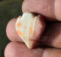 Бусина-амулет в виде сердца из агата (сердолика). Северная Африка, 20 в.