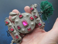 Афганский амулет на плечо "Бозубанд" (носится на верхней части руки между плечом и локтем). Афганистан (Кандагар) или Пакистан (Кветта). народность Хазара, вторая половина 20-го века Афганский амулет на плечо "Бозубанд" (носится на верхней части руки между плечом