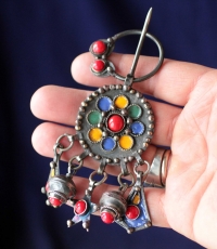 Фибула с эмалью по мотивам традиционных украшений алжирских берберов Кабильи. Ав