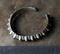 Старый племенной браслет со стилизованными изображениями шипов  "гокхру" Восточн