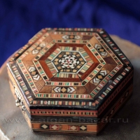Винтажная шкатулка из дерева с резьбой и инкрустацией. Турция, Хатай (Антакья), 