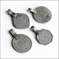 этническая фурнитура для расшивки костюма. Кучи монеты