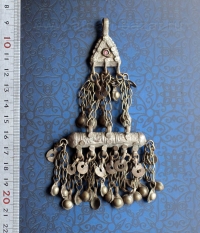 Височная подвеска с амулетом Тавиз. Афганистан или Пакистан, середина 20 в.