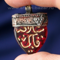 Подвеска-амулет по мотивам традиционных оманских украшений со стеклянной бусиной