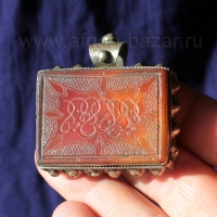 Подвеска в форме амулета Тавиз стиле с сердоликом и каллиграфической надписью. Афганистан, 20 в. Подвеска в форме амулета Тавиз стиле с сердоликом и каллиграфической надписью. А