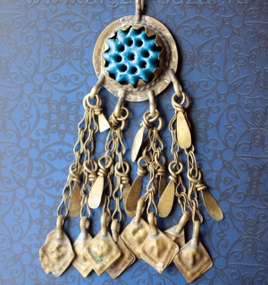 Афганская племенная подвеска - амулет с голубой фаянсовой бусиной. Афганистан ил