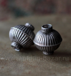 Лот из двух старых серебряных бусин ручной работы. Индия или Кашмир, 20-й век