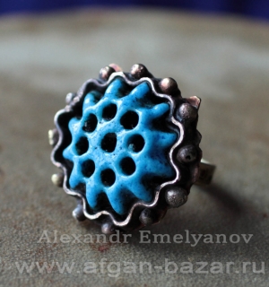 Перстень с голубой керамической бусиной. Автор - Александр Емельянов
