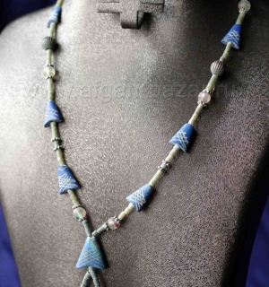 Афганские винтажные бусы из резного лазурита с фигурками рыбок Афганистан, Кабул, 20 в. Афганские винтажные бусы из резного лазурита с фигурками рыбок Афганистан, Кабул