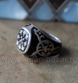 Винтажный турецкий перстень с эмалью. Турция, 20 в. Серебро, литье, горячая выемчатая эмаль Винтажный турецкий перстень с эмалью. Турция, 20 в. Серебро, литье, горячая выем