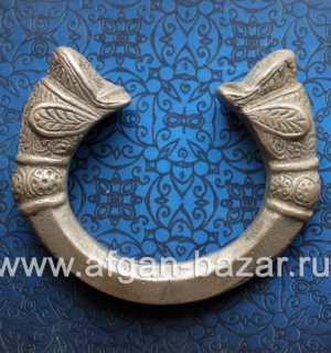 Массивный племенной браслет с символическим изображением голов дельфинов