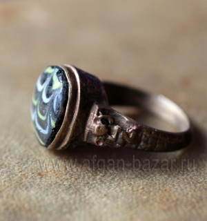 Перстень со вставкой из стекла ручной работы в финикийском стиле Перстень со вставкой из стекла ручной работы в финикийском стиле