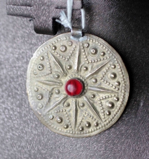 Туркменская подвеска-нашивка, деталь женского костюма Туркмения или северный Афганистан, 20 в. Туркмены племени Йомуд Туркменская подвеска-нашивка, деталь женского костюма Туркмения или северный Афг